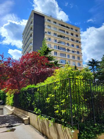 Exposé Sud Est et en angle, cet appartement clair et calme avec cave est situé en étage élevé offrant une très belle vue dégagée à la fois sur les toits de Paris et sur la verdure de la coulée verte. 

Proche de toutes les commodités (commerces divers, marchés, écoles, collèges, lycées, crèches…) et des transports : métros Porte de Versailles (ligne 12) et Lourmel (ligne 8), Desnouettes (Tram T3a) et Porte de Versailles (T2) ou Bus 39, 42 et 80. 

Au sein d’une copropriété sécurisée, très bien tenue et recherchée, cet appartement de 84 m2 bénéficiant de deux balcons filants de 12 m2 au total est composé actuellement d’un grand double séjour de 30m2 (dont 13m2 peuvent aisément être transformés en une chambre supplémentaire ou un bureau), 2 chambres, 2 dressings, une cuisine, une salle-de-bains et des toilettes séparés. Beaux volumes bien distribués. 

Le diagnostic de performance énergétique réalisé récemment ressort avec une lettre globale D très correcte. Doubles vitrages et volets électriques. Chauffage CPCU.

Possibilité d’acquérir en sus un grand box fermé et sécurisé en sous-sol de l’immeuble.