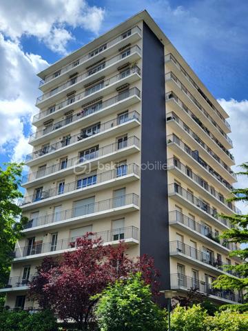 Exposé Sud Est et en angle, cet appartement clair et calme avec cave est situé en étage élevé offrant une très belle vue dégagée à la fois sur les toits de Paris et sur la verdure de la coulée verte. 

Proche de toutes les commodités (commerces divers, marchés, écoles, collèges, lycées, crèches…) et des transports : métros Porte de Versailles (ligne 12) et Lourmel (ligne 8), Desnouettes (Tram T3a) et Porte de Versailles (T2) ou Bus 39, 42 et 80. 

Au sein d’une copropriété sécurisée, très bien tenue et recherchée, cet appartement de 84 m2 bénéficiant de deux balcons filants de 12 m2 au total est composé actuellement d’un grand double séjour de 30m2 (dont 13m2 peuvent aisément être transformés en une chambre supplémentaire ou un bureau), 2 chambres, 2 dressings, une cuisine, une salle-de-bains et des toilettes séparés. Beaux volumes bien distribués. 

Le diagnostic de performance énergétique réalisé récemment ressort avec une lettre globale D très correcte. Doubles vitrages et volets électriques. Chauffage CPCU.

Possibilité d’acquérir en sus un grand box fermé et sécurisé en sous-sol de l’immeuble.