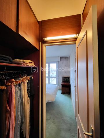 Exposé Sud Est et en angle, cet appartement clair et calme avec cave est situé en étage élevé offrant une très belle vue dégagée à la fois sur les toits de Paris et sur la verdure de la coulée verte. 

Proche de toutes les commodités (commerces divers, marchés, écoles, collèges, lycées, crèches…) et des transports : métros Porte de Versailles (ligne 12) et Lourmel (ligne 8), Desnouettes (Tram T3a) et Porte de Versailles (T2) ou Bus 39, 42 et 80. 

Au sein d’une copropriété sécurisée, très bien tenue et recherchée, cet appartement de 84 m2 bénéficiant de deux balcons filants de 12 m2 au total est composé actuellement d’un grand double séjour de 30m2 (dont 13m2 peuvent aisément être transformés en une chambre supplémentaire ou un bureau), 2 chambres, 2 dressings, une cuisine, une salle-de-bains et des toilettes séparés. Beaux volumes bien distribués. 

Le diagnostic de performance énergétique réalisé récemment ressort avec une lettre globale D très correcte. Doubles vitrages et volets électriques. Chauffage CPCU.

Possibilité d’acquérir en sus un grand box fermé et sécurisé en sous-sol de l’immeuble.