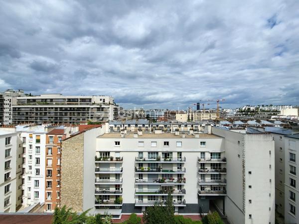 Exposé Sud Est et en angle, cet appartement clair et calme avec cave est situé en étage élevé offrant une très belle vue dégagée à la fois sur les toits de Paris et sur la verdure de la coulée verte. 

Proche de toutes les commodités (commerces divers, marchés, écoles, collèges, lycées, crèches…) et des transports : métros Porte de Versailles (ligne 12) et Lourmel (ligne 8), Desnouettes (Tram T3a) et Porte de Versailles (T2) ou Bus 39, 42 et 80. 

Au sein d’une copropriété sécurisée, très bien tenue et recherchée, cet appartement de 84 m2 bénéficiant de deux balcons filants de 12 m2 au total est composé actuellement d’un grand double séjour de 30m2 (dont 13m2 peuvent aisément être transformés en une chambre supplémentaire ou un bureau), 2 chambres, 2 dressings, une cuisine, une salle-de-bains et des toilettes séparés. Beaux volumes bien distribués. 

Le diagnostic de performance énergétique réalisé récemment ressort avec une lettre globale D très correcte. Doubles vitrages et volets électriques. Chauffage CPCU.

Possibilité d’acquérir en sus un grand box fermé et sécurisé en sous-sol de l’immeuble.