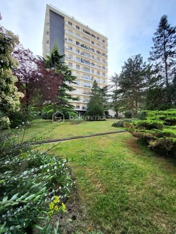 Exposé Sud Est et en angle, cet appartement clair et calme avec cave est situé en étage élevé offrant une très belle vue dégagée à la fois sur les toits de Paris et sur la verdure de la coulée verte. 

Proche de toutes les commodités (commerces divers, marchés, écoles, collèges, lycées, crèches…) et des transports : métros Porte de Versailles (ligne 12) et Lourmel (ligne 8), Desnouettes (Tram T3a) et Porte de Versailles (T2) ou Bus 39, 42 et 80. 

Au sein d’une copropriété sécurisée, très bien tenue et recherchée, cet appartement de 84 m2 bénéficiant de deux balcons filants de 12 m2 au total est composé actuellement d’un grand double séjour de 30m2 (dont 13m2 peuvent aisément être transformés en une chambre supplémentaire ou un bureau), 2 chambres, 2 dressings, une cuisine, une salle-de-bains et des toilettes séparés. Beaux volumes bien distribués. 

Le diagnostic de performance énergétique réalisé récemment ressort avec une lettre globale D très correcte. Doubles vitrages et volets électriques. Chauffage CPCU.

Possibilité d’acquérir en sus un grand box fermé et sécurisé en sous-sol de l’immeuble.