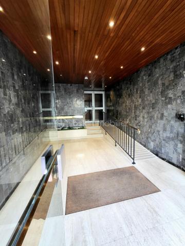 Exposé Sud Est et en angle, cet appartement clair et calme avec cave est situé en étage élevé offrant une très belle vue dégagée à la fois sur les toits de Paris et sur la verdure de la coulée verte. 

Proche de toutes les commodités (commerces divers, marchés, écoles, collèges, lycées, crèches…) et des transports : métros Porte de Versailles (ligne 12) et Lourmel (ligne 8), Desnouettes (Tram T3a) et Porte de Versailles (T2) ou Bus 39, 42 et 80. 

Au sein d’une copropriété sécurisée, très bien tenue et recherchée, cet appartement de 84 m2 bénéficiant de deux balcons filants de 12 m2 au total est composé actuellement d’un grand double séjour de 30m2 (dont 13m2 peuvent aisément être transformés en une chambre supplémentaire ou un bureau), 2 chambres, 2 dressings, une cuisine, une salle-de-bains et des toilettes séparés. Beaux volumes bien distribués. 

Le diagnostic de performance énergétique réalisé récemment ressort avec une lettre globale D très correcte. Doubles vitrages et volets électriques. Chauffage CPCU.

Possibilité d’acquérir en sus un grand box fermé et sécurisé en sous-sol de l’immeuble.