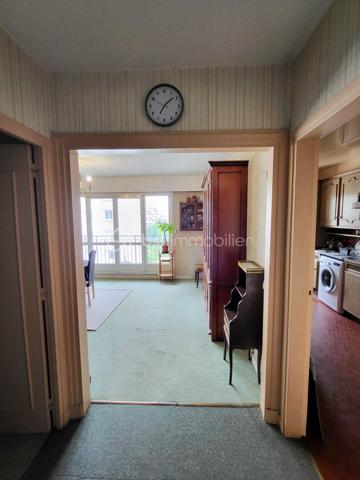 Exposé Sud Est et en angle, cet appartement clair et calme avec cave est situé en étage élevé offrant une très belle vue dégagée à la fois sur les toits de Paris et sur la verdure de la coulée verte. 

Proche de toutes les commodités (commerces divers, marchés, écoles, collèges, lycées, crèches…) et des transports : métros Porte de Versailles (ligne 12) et Lourmel (ligne 8), Desnouettes (Tram T3a) et Porte de Versailles (T2) ou Bus 39, 42 et 80. 

Au sein d’une copropriété sécurisée, très bien tenue et recherchée, cet appartement de 84 m2 bénéficiant de deux balcons filants de 12 m2 au total est composé actuellement d’un grand double séjour de 30m2 (dont 13m2 peuvent aisément être transformés en une chambre supplémentaire ou un bureau), 2 chambres, 2 dressings, une cuisine, une salle-de-bains et des toilettes séparés. Beaux volumes bien distribués. 

Le diagnostic de performance énergétique réalisé récemment ressort avec une lettre globale D très correcte. Doubles vitrages et volets électriques. Chauffage CPCU.

Possibilité d’acquérir en sus un grand box fermé et sécurisé en sous-sol de l’immeuble.