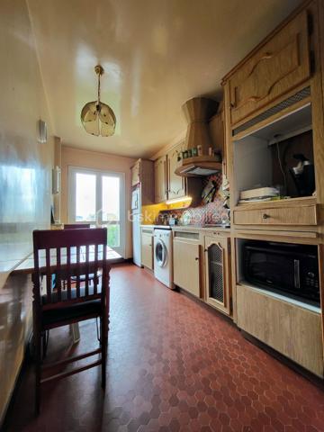 Exposé Sud Est et en angle, cet appartement clair et calme avec cave est situé en étage élevé offrant une très belle vue dégagée à la fois sur les toits de Paris et sur la verdure de la coulée verte. 

Proche de toutes les commodités (commerces divers, marchés, écoles, collèges, lycées, crèches…) et des transports : métros Porte de Versailles (ligne 12) et Lourmel (ligne 8), Desnouettes (Tram T3a) et Porte de Versailles (T2) ou Bus 39, 42 et 80. 

Au sein d’une copropriété sécurisée, très bien tenue et recherchée, cet appartement de 84 m2 bénéficiant de deux balcons filants de 12 m2 au total est composé actuellement d’un grand double séjour de 30m2 (dont 13m2 peuvent aisément être transformés en une chambre supplémentaire ou un bureau), 2 chambres, 2 dressings, une cuisine, une salle-de-bains et des toilettes séparés. Beaux volumes bien distribués. 

Le diagnostic de performance énergétique réalisé récemment ressort avec une lettre globale D très correcte. Doubles vitrages et volets électriques. Chauffage CPCU.

Possibilité d’acquérir en sus un grand box fermé et sécurisé en sous-sol de l’immeuble.
