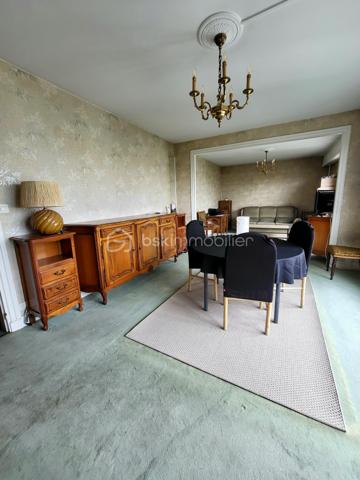 Exposé Sud Est et en angle, cet appartement clair et calme avec cave est situé en étage élevé offrant une très belle vue dégagée à la fois sur les toits de Paris et sur la verdure de la coulée verte. 

Proche de toutes les commodités (commerces divers, marchés, écoles, collèges, lycées, crèches…) et des transports : métros Porte de Versailles (ligne 12) et Lourmel (ligne 8), Desnouettes (Tram T3a) et Porte de Versailles (T2) ou Bus 39, 42 et 80. 

Au sein d’une copropriété sécurisée, très bien tenue et recherchée, cet appartement de 84 m2 bénéficiant de deux balcons filants de 12 m2 au total est composé actuellement d’un grand double séjour de 30m2 (dont 13m2 peuvent aisément être transformés en une chambre supplémentaire ou un bureau), 2 chambres, 2 dressings, une cuisine, une salle-de-bains et des toilettes séparés. Beaux volumes bien distribués. 

Le diagnostic de performance énergétique réalisé récemment ressort avec une lettre globale D très correcte. Doubles vitrages et volets électriques. Chauffage CPCU.

Possibilité d’acquérir en sus un grand box fermé et sécurisé en sous-sol de l’immeuble.