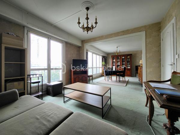 Exposé Sud Est et en angle, cet appartement clair et calme avec cave est situé en étage élevé offrant une très belle vue dégagée à la fois sur les toits de Paris et sur la verdure de la coulée verte. 

Proche de toutes les commodités (commerces divers, marchés, écoles, collèges, lycées, crèches…) et des transports : métros Porte de Versailles (ligne 12) et Lourmel (ligne 8), Desnouettes (Tram T3a) et Porte de Versailles (T2) ou Bus 39, 42 et 80. 

Au sein d’une copropriété sécurisée, très bien tenue et recherchée, cet appartement de 84 m2 bénéficiant de deux balcons filants de 12 m2 au total est composé actuellement d’un grand double séjour de 30m2 (dont 13m2 peuvent aisément être transformés en une chambre supplémentaire ou un bureau), 2 chambres, 2 dressings, une cuisine, une salle-de-bains et des toilettes séparés. Beaux volumes bien distribués. 

Le diagnostic de performance énergétique réalisé récemment ressort avec une lettre globale D très correcte. Doubles vitrages et volets électriques. Chauffage CPCU.

Possibilité d’acquérir en sus un grand box fermé et sécurisé en sous-sol de l’immeuble.