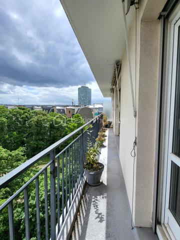 Exposé Sud Est et en angle, cet appartement clair et calme avec cave est situé en étage élevé offrant une très belle vue dégagée à la fois sur les toits de Paris et sur la verdure de la coulée verte. 

Proche de toutes les commodités (commerces divers, marchés, écoles, collèges, lycées, crèches…) et des transports : métros Porte de Versailles (ligne 12) et Lourmel (ligne 8), Desnouettes (Tram T3a) et Porte de Versailles (T2) ou Bus 39, 42 et 80. 

Au sein d’une copropriété sécurisée, très bien tenue et recherchée, cet appartement de 84 m2 bénéficiant de deux balcons filants de 12 m2 au total est composé actuellement d’un grand double séjour de 30m2 (dont 13m2 peuvent aisément être transformés en une chambre supplémentaire ou un bureau), 2 chambres, 2 dressings, une cuisine, une salle-de-bains et des toilettes séparés. Beaux volumes bien distribués. 

Le diagnostic de performance énergétique réalisé récemment ressort avec une lettre globale D très correcte. Doubles vitrages et volets électriques. Chauffage CPCU.

Possibilité d’acquérir en sus un grand box fermé et sécurisé en sous-sol de l’immeuble.