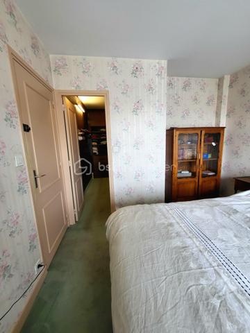 Exposé Sud Est et en angle, cet appartement clair et calme avec cave est situé en étage élevé offrant une très belle vue dégagée à la fois sur les toits de Paris et sur la verdure de la coulée verte. 

Proche de toutes les commodités (commerces divers, marchés, écoles, collèges, lycées, crèches…) et des transports : métros Porte de Versailles (ligne 12) et Lourmel (ligne 8), Desnouettes (Tram T3a) et Porte de Versailles (T2) ou Bus 39, 42 et 80. 

Au sein d’une copropriété sécurisée, très bien tenue et recherchée, cet appartement de 84 m2 bénéficiant de deux balcons filants de 12 m2 au total est composé actuellement d’un grand double séjour de 30m2 (dont 13m2 peuvent aisément être transformés en une chambre supplémentaire ou un bureau), 2 chambres, 2 dressings, une cuisine, une salle-de-bains et des toilettes séparés. Beaux volumes bien distribués. 

Le diagnostic de performance énergétique réalisé récemment ressort avec une lettre globale D très correcte. Doubles vitrages et volets électriques. Chauffage CPCU.

Possibilité d’acquérir en sus un grand box fermé et sécurisé en sous-sol de l’immeuble.