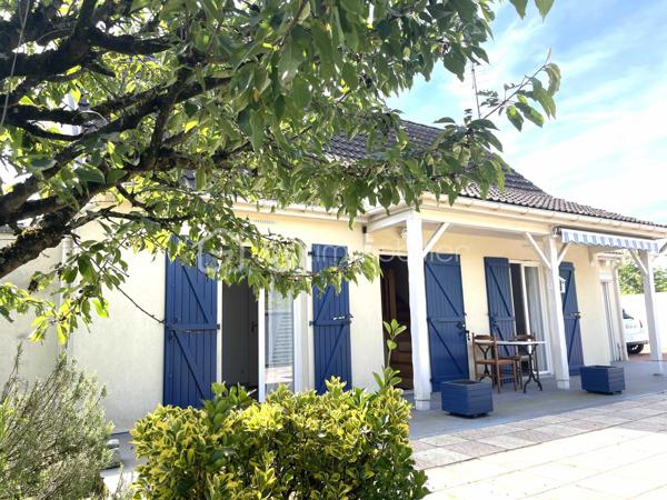 Située dans un secteur recherché de Longpont-sur-Orge, à proximité immédiate des écoles, commerces et espaces verts, sur une parcelle de 400 m² environ, cette agréable maison d'environ 115 m² saura séduire les familles à la recherche de confort et de praticité au quotidien.

Au rez-de-chaussée, vous découvrirez une entrée avec rangements, une lumineuse pièce de vie avec cuisine ouverte, bénéficiant d'une climatisation réversible (pompe à chaleur), deux chambres, une salle d'eau ainsi qu'un WC indépendant. Une arrière-cuisine et un cellier complètent cet espace fonctionnel.

À l'étage, deux grandes chambres offrent de beaux volumes, dont une avec dressing.

À l'extérieur, vous profiterez d'une terrasse couverte idéale pour les repas en famille ou entre amis, d'un jardin à l'arrière de la maison et d'un espace de stationnement permettant d'accueillir jusqu'à quatre véhicules.

Les atouts :
✔ 4 chambres
✔ Climatisation réversible / pompe à chaleur
✔ Terrasse couverte
✔ Jardin privatif
✔ Stationnement pour 4 véhicules
✔ Nombreux espaces de rangement
✔ Proximité immédiate des écoles et commerces

À pied :
Écoles maternelle et primaire : 5 min
Commerces : 5 min
Parc : 8 min
Collège : 15 min

Accès :
Gare RER C : 4 min en voiture

Une maison idéale pour une famille souhaitant profiter d'un cadre de vie agréable tout en restant proche de toutes les commodités.

À visiter sans tarder !