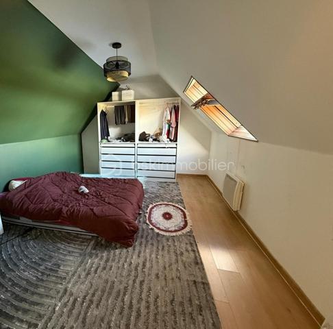 Située dans un secteur recherché de Longpont-sur-Orge, à proximité immédiate des écoles, commerces et espaces verts, sur une parcelle de 400 m² environ, cette agréable maison d'environ 115 m² saura séduire les familles à la recherche de confort et de praticité au quotidien.

Au rez-de-chaussée, vous découvrirez une entrée avec rangements, une lumineuse pièce de vie avec cuisine ouverte, bénéficiant d'une climatisation réversible (pompe à chaleur), deux chambres, une salle d'eau ainsi qu'un WC indépendant. Une arrière-cuisine et un cellier complètent cet espace fonctionnel.

À l'étage, deux grandes chambres offrent de beaux volumes, dont une avec dressing.

À l'extérieur, vous profiterez d'une terrasse couverte idéale pour les repas en famille ou entre amis, d'un jardin à l'arrière de la maison et d'un espace de stationnement permettant d'accueillir jusqu'à quatre véhicules.

Les atouts :
✔ 4 chambres
✔ Climatisation réversible / pompe à chaleur
✔ Terrasse couverte
✔ Jardin privatif
✔ Stationnement pour 4 véhicules
✔ Nombreux espaces de rangement
✔ Proximité immédiate des écoles et commerces

À pied :
Écoles maternelle et primaire : 5 min
Commerces : 5 min
Parc : 8 min
Collège : 15 min

Accès :
Gare RER C : 4 min en voiture

Une maison idéale pour une famille souhaitant profiter d'un cadre de vie agréable tout en restant proche de toutes les commodités.

À visiter sans tarder !
