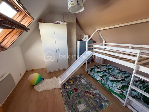 Située dans un secteur recherché de Longpont-sur-Orge, à proximité immédiate des écoles, commerces et espaces verts, sur une parcelle de 400 m² environ, cette agréable maison d'environ 115 m² saura séduire les familles à la recherche de confort et de praticité au quotidien.

Au rez-de-chaussée, vous découvrirez une entrée avec rangements, une lumineuse pièce de vie avec cuisine ouverte, bénéficiant d'une climatisation réversible (pompe à chaleur), deux chambres, une salle d'eau ainsi qu'un WC indépendant. Une arrière-cuisine et un cellier complètent cet espace fonctionnel.

À l'étage, deux grandes chambres offrent de beaux volumes, dont une avec dressing.

À l'extérieur, vous profiterez d'une terrasse couverte idéale pour les repas en famille ou entre amis, d'un jardin à l'arrière de la maison et d'un espace de stationnement permettant d'accueillir jusqu'à quatre véhicules.

Les atouts :
✔ 4 chambres
✔ Climatisation réversible / pompe à chaleur
✔ Terrasse couverte
✔ Jardin privatif
✔ Stationnement pour 4 véhicules
✔ Nombreux espaces de rangement
✔ Proximité immédiate des écoles et commerces

À pied :
Écoles maternelle et primaire : 5 min
Commerces : 5 min
Parc : 8 min
Collège : 15 min

Accès :
Gare RER C : 4 min en voiture

Une maison idéale pour une famille souhaitant profiter d'un cadre de vie agréable tout en restant proche de toutes les commodités.

À visiter sans tarder !