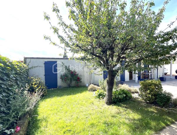 Située dans un secteur recherché de Longpont-sur-Orge, à proximité immédiate des écoles, commerces et espaces verts, sur une parcelle de 400 m² environ, cette agréable maison d'environ 115 m² saura séduire les familles à la recherche de confort et de praticité au quotidien.

Au rez-de-chaussée, vous découvrirez une entrée avec rangements, une lumineuse pièce de vie avec cuisine ouverte, bénéficiant d'une climatisation réversible (pompe à chaleur), deux chambres, une salle d'eau ainsi qu'un WC indépendant. Une arrière-cuisine et un cellier complètent cet espace fonctionnel.

À l'étage, deux grandes chambres offrent de beaux volumes, dont une avec dressing.

À l'extérieur, vous profiterez d'une terrasse couverte idéale pour les repas en famille ou entre amis, d'un jardin à l'arrière de la maison et d'un espace de stationnement permettant d'accueillir jusqu'à quatre véhicules.

Les atouts :
✔ 4 chambres
✔ Climatisation réversible / pompe à chaleur
✔ Terrasse couverte
✔ Jardin privatif
✔ Stationnement pour 4 véhicules
✔ Nombreux espaces de rangement
✔ Proximité immédiate des écoles et commerces

À pied :
Écoles maternelle et primaire : 5 min
Commerces : 5 min
Parc : 8 min
Collège : 15 min

Accès :
Gare RER C : 4 min en voiture

Une maison idéale pour une famille souhaitant profiter d'un cadre de vie agréable tout en restant proche de toutes les commodités.

À visiter sans tarder !