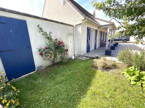 Située dans un secteur recherché de Longpont-sur-Orge, à proximité immédiate des écoles, commerces et espaces verts, sur une parcelle de 400 m² environ, cette agréable maison d'environ 115 m² saura séduire les familles à la recherche de confort et de praticité au quotidien.

Au rez-de-chaussée, vous découvrirez une entrée avec rangements, une lumineuse pièce de vie avec cuisine ouverte, bénéficiant d'une climatisation réversible (pompe à chaleur), deux chambres, une salle d'eau ainsi qu'un WC indépendant. Une arrière-cuisine et un cellier complètent cet espace fonctionnel.

À l'étage, deux grandes chambres offrent de beaux volumes, dont une avec dressing.

À l'extérieur, vous profiterez d'une terrasse couverte idéale pour les repas en famille ou entre amis, d'un jardin à l'arrière de la maison et d'un espace de stationnement permettant d'accueillir jusqu'à quatre véhicules.

Les atouts :
✔ 4 chambres
✔ Climatisation réversible / pompe à chaleur
✔ Terrasse couverte
✔ Jardin privatif
✔ Stationnement pour 4 véhicules
✔ Nombreux espaces de rangement
✔ Proximité immédiate des écoles et commerces

À pied :
Écoles maternelle et primaire : 5 min
Commerces : 5 min
Parc : 8 min
Collège : 15 min

Accès :
Gare RER C : 4 min en voiture

Une maison idéale pour une famille souhaitant profiter d'un cadre de vie agréable tout en restant proche de toutes les commodités.

À visiter sans tarder !