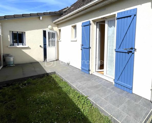 Située dans un secteur recherché de Longpont-sur-Orge, à proximité immédiate des écoles, commerces et espaces verts, sur une parcelle de 400 m² environ, cette agréable maison d'environ 115 m² saura séduire les familles à la recherche de confort et de praticité au quotidien.

Au rez-de-chaussée, vous découvrirez une entrée avec rangements, une lumineuse pièce de vie avec cuisine ouverte, bénéficiant d'une climatisation réversible (pompe à chaleur), deux chambres, une salle d'eau ainsi qu'un WC indépendant. Une arrière-cuisine et un cellier complètent cet espace fonctionnel.

À l'étage, deux grandes chambres offrent de beaux volumes, dont une avec dressing.

À l'extérieur, vous profiterez d'une terrasse couverte idéale pour les repas en famille ou entre amis, d'un jardin à l'arrière de la maison et d'un espace de stationnement permettant d'accueillir jusqu'à quatre véhicules.

Les atouts :
✔ 4 chambres
✔ Climatisation réversible / pompe à chaleur
✔ Terrasse couverte
✔ Jardin privatif
✔ Stationnement pour 4 véhicules
✔ Nombreux espaces de rangement
✔ Proximité immédiate des écoles et commerces

À pied :
Écoles maternelle et primaire : 5 min
Commerces : 5 min
Parc : 8 min
Collège : 15 min

Accès :
Gare RER C : 4 min en voiture

Une maison idéale pour une famille souhaitant profiter d'un cadre de vie agréable tout en restant proche de toutes les commodités.

À visiter sans tarder !