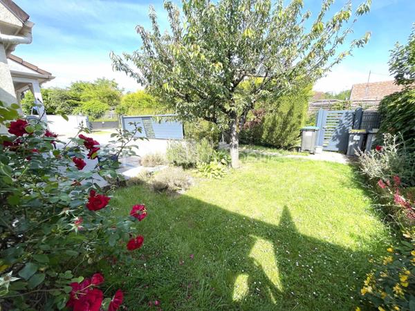 Située dans un secteur recherché de Longpont-sur-Orge, à proximité immédiate des écoles, commerces et espaces verts, sur une parcelle de 400 m² environ, cette agréable maison d'environ 115 m² saura séduire les familles à la recherche de confort et de praticité au quotidien.

Au rez-de-chaussée, vous découvrirez une entrée avec rangements, une lumineuse pièce de vie avec cuisine ouverte, bénéficiant d'une climatisation réversible (pompe à chaleur), deux chambres, une salle d'eau ainsi qu'un WC indépendant. Une arrière-cuisine et un cellier complètent cet espace fonctionnel.

À l'étage, deux grandes chambres offrent de beaux volumes, dont une avec dressing.

À l'extérieur, vous profiterez d'une terrasse couverte idéale pour les repas en famille ou entre amis, d'un jardin à l'arrière de la maison et d'un espace de stationnement permettant d'accueillir jusqu'à quatre véhicules.

Les atouts :
✔ 4 chambres
✔ Climatisation réversible / pompe à chaleur
✔ Terrasse couverte
✔ Jardin privatif
✔ Stationnement pour 4 véhicules
✔ Nombreux espaces de rangement
✔ Proximité immédiate des écoles et commerces

À pied :
Écoles maternelle et primaire : 5 min
Commerces : 5 min
Parc : 8 min
Collège : 15 min

Accès :
Gare RER C : 4 min en voiture

Une maison idéale pour une famille souhaitant profiter d'un cadre de vie agréable tout en restant proche de toutes les commodités.

À visiter sans tarder !