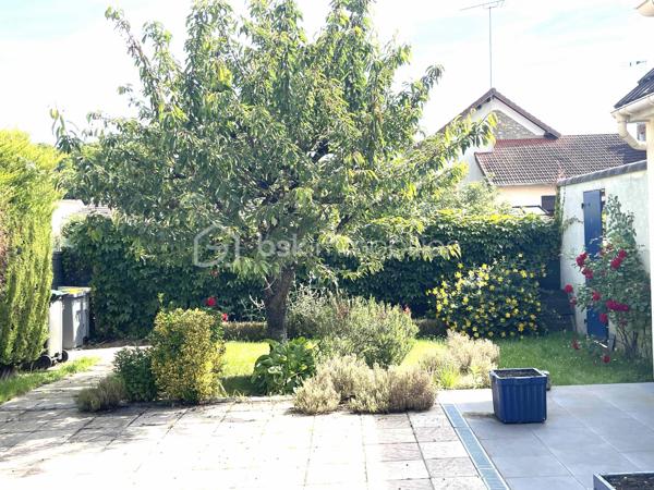 Située dans un secteur recherché de Longpont-sur-Orge, à proximité immédiate des écoles, commerces et espaces verts, sur une parcelle de 400 m² environ, cette agréable maison d'environ 115 m² saura séduire les familles à la recherche de confort et de praticité au quotidien.

Au rez-de-chaussée, vous découvrirez une entrée avec rangements, une lumineuse pièce de vie avec cuisine ouverte, bénéficiant d'une climatisation réversible (pompe à chaleur), deux chambres, une salle d'eau ainsi qu'un WC indépendant. Une arrière-cuisine et un cellier complètent cet espace fonctionnel.

À l'étage, deux grandes chambres offrent de beaux volumes, dont une avec dressing.

À l'extérieur, vous profiterez d'une terrasse couverte idéale pour les repas en famille ou entre amis, d'un jardin à l'arrière de la maison et d'un espace de stationnement permettant d'accueillir jusqu'à quatre véhicules.

Les atouts :
✔ 4 chambres
✔ Climatisation réversible / pompe à chaleur
✔ Terrasse couverte
✔ Jardin privatif
✔ Stationnement pour 4 véhicules
✔ Nombreux espaces de rangement
✔ Proximité immédiate des écoles et commerces

À pied :
Écoles maternelle et primaire : 5 min
Commerces : 5 min
Parc : 8 min
Collège : 15 min

Accès :
Gare RER C : 4 min en voiture

Une maison idéale pour une famille souhaitant profiter d'un cadre de vie agréable tout en restant proche de toutes les commodités.

À visiter sans tarder !