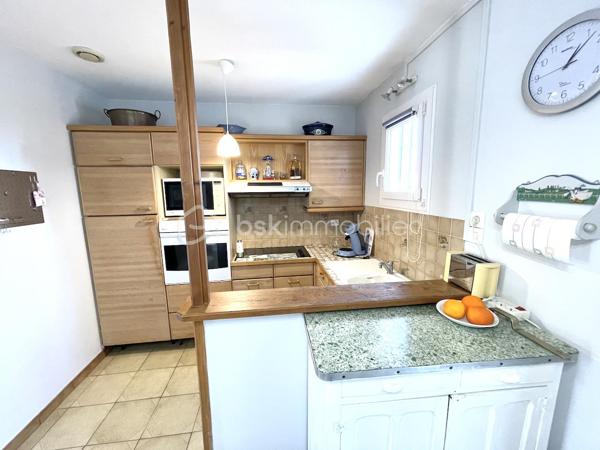 Située dans un secteur recherché de Longpont-sur-Orge, à proximité immédiate des écoles, commerces et espaces verts, sur une parcelle de 400 m² environ, cette agréable maison d'environ 115 m² saura séduire les familles à la recherche de confort et de praticité au quotidien.

Au rez-de-chaussée, vous découvrirez une entrée avec rangements, une lumineuse pièce de vie avec cuisine ouverte, bénéficiant d'une climatisation réversible (pompe à chaleur), deux chambres, une salle d'eau ainsi qu'un WC indépendant. Une arrière-cuisine et un cellier complètent cet espace fonctionnel.

À l'étage, deux grandes chambres offrent de beaux volumes, dont une avec dressing.

À l'extérieur, vous profiterez d'une terrasse couverte idéale pour les repas en famille ou entre amis, d'un jardin à l'arrière de la maison et d'un espace de stationnement permettant d'accueillir jusqu'à quatre véhicules.

Les atouts :
✔ 4 chambres
✔ Climatisation réversible / pompe à chaleur
✔ Terrasse couverte
✔ Jardin privatif
✔ Stationnement pour 4 véhicules
✔ Nombreux espaces de rangement
✔ Proximité immédiate des écoles et commerces

À pied :
Écoles maternelle et primaire : 5 min
Commerces : 5 min
Parc : 8 min
Collège : 15 min

Accès :
Gare RER C : 4 min en voiture

Une maison idéale pour une famille souhaitant profiter d'un cadre de vie agréable tout en restant proche de toutes les commodités.

À visiter sans tarder !