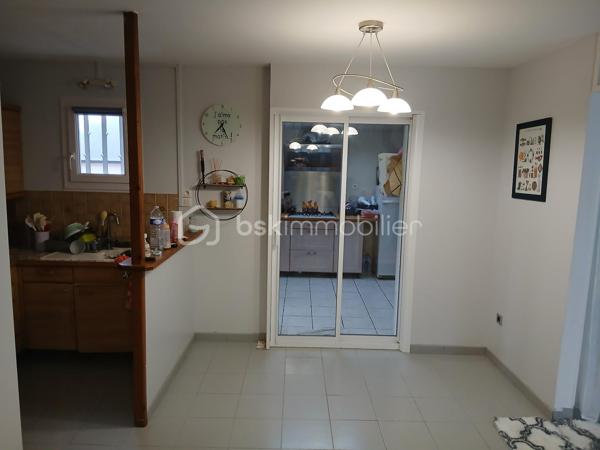 Située dans un secteur recherché de Longpont-sur-Orge, à proximité immédiate des écoles, commerces et espaces verts, sur une parcelle de 400 m² environ, cette agréable maison d'environ 115 m² saura séduire les familles à la recherche de confort et de praticité au quotidien.

Au rez-de-chaussée, vous découvrirez une entrée avec rangements, une lumineuse pièce de vie avec cuisine ouverte, bénéficiant d'une climatisation réversible (pompe à chaleur), deux chambres, une salle d'eau ainsi qu'un WC indépendant. Une arrière-cuisine et un cellier complètent cet espace fonctionnel.

À l'étage, deux grandes chambres offrent de beaux volumes, dont une avec dressing.

À l'extérieur, vous profiterez d'une terrasse couverte idéale pour les repas en famille ou entre amis, d'un jardin à l'arrière de la maison et d'un espace de stationnement permettant d'accueillir jusqu'à quatre véhicules.

Les atouts :
✔ 4 chambres
✔ Climatisation réversible / pompe à chaleur
✔ Terrasse couverte
✔ Jardin privatif
✔ Stationnement pour 4 véhicules
✔ Nombreux espaces de rangement
✔ Proximité immédiate des écoles et commerces

À pied :
Écoles maternelle et primaire : 5 min
Commerces : 5 min
Parc : 8 min
Collège : 15 min

Accès :
Gare RER C : 4 min en voiture

Une maison idéale pour une famille souhaitant profiter d'un cadre de vie agréable tout en restant proche de toutes les commodités.

À visiter sans tarder !