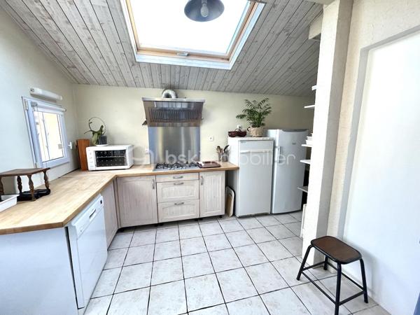 Située dans un secteur recherché de Longpont-sur-Orge, à proximité immédiate des écoles, commerces et espaces verts, sur une parcelle de 400 m² environ, cette agréable maison d'environ 115 m² saura séduire les familles à la recherche de confort et de praticité au quotidien.

Au rez-de-chaussée, vous découvrirez une entrée avec rangements, une lumineuse pièce de vie avec cuisine ouverte, bénéficiant d'une climatisation réversible (pompe à chaleur), deux chambres, une salle d'eau ainsi qu'un WC indépendant. Une arrière-cuisine et un cellier complètent cet espace fonctionnel.

À l'étage, deux grandes chambres offrent de beaux volumes, dont une avec dressing.

À l'extérieur, vous profiterez d'une terrasse couverte idéale pour les repas en famille ou entre amis, d'un jardin à l'arrière de la maison et d'un espace de stationnement permettant d'accueillir jusqu'à quatre véhicules.

Les atouts :
✔ 4 chambres
✔ Climatisation réversible / pompe à chaleur
✔ Terrasse couverte
✔ Jardin privatif
✔ Stationnement pour 4 véhicules
✔ Nombreux espaces de rangement
✔ Proximité immédiate des écoles et commerces

À pied :
Écoles maternelle et primaire : 5 min
Commerces : 5 min
Parc : 8 min
Collège : 15 min

Accès :
Gare RER C : 4 min en voiture

Une maison idéale pour une famille souhaitant profiter d'un cadre de vie agréable tout en restant proche de toutes les commodités.

À visiter sans tarder !