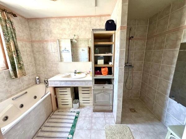 Proche commerces et écoles - Très belle maison sur 1947 m2 de terrain