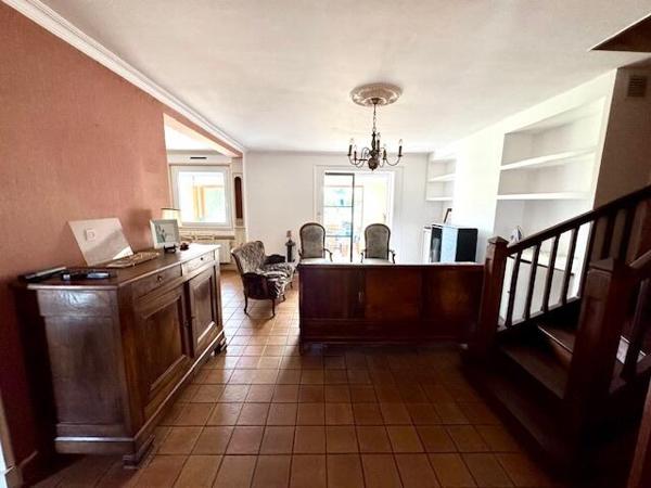 Proche commerces et écoles - Très belle maison sur 1947 m2 de terrain