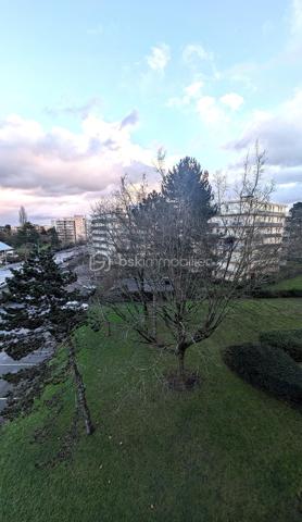 ANGERS – OPPORTUNITÉ T3 LUMINEUX AVEC GRAND BALCON & VUE DÉGAGÉE
À 10 min de la gare – Tram et bus à proximité immédiate
Investissement ou résidence principale – DPE C/A
Situé au 4ᵉ étage avec ascenseur d’une résidence sécurisée, ce T3 d’environ 62 m² séduit par sa luminosité exceptionnelle et son grand balcon sans vis-à-vis direct, offrant une vue dégagée rare sur le secteur.
Un intérieur fonctionnel et agréable
Entrée avec rangements
Séjour lumineux ouvert sur cuisine aménagée
2 chambres confortables
Salle d’eau
WC indépendant

Des prestations qui font la différence :
✔ Grand balcon extérieur
✔ Box fermé en sous-sol sécurisé (vidéosurveillance)
✔ Cellier privatif
✔ Résidence sécurisée
✔ Excellent classement énergétique
✔ Bien libre – mise en location immédiate possible

Charges : 590 € / trimestre (incluant eau et chauffage)

Un bien idéal pour :
✔ Couple ou jeune famille
✔ Premier achat
✔ Investisseur (forte demande locative sur Angers)

👉 Possibilité de mise en location rapide – étude locative et dossier sur demande.

Un emplacement recherché, À proximité des transports (tram, bus), des commerces et à seulement 10 minutes de la gare, ce bien bénéficie d’un cadre pratique et dynamique.

En résumé : 
Un appartement lumineux, bien situé et immédiatement exploitable, offrant un excellent rapport qualité / emplacement / potentiel locatif.
Une opportunité à saisir rapidement !

📞 Contact : 06 73 65 89 34