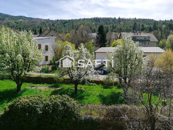 Grande maison de village au potentiel énorme!!