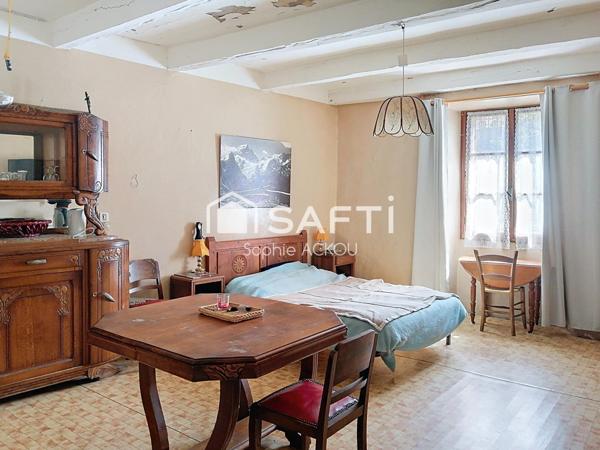 Grande maison de village au potentiel énorme!!