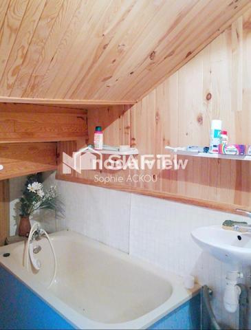 Grande maison de village au potentiel énorme!!