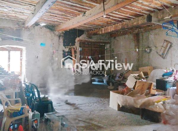 Grande maison de village au potentiel énorme!!