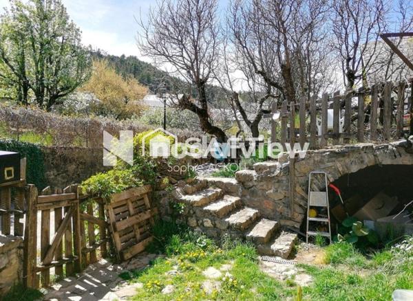 Grande maison de village au potentiel énorme!!