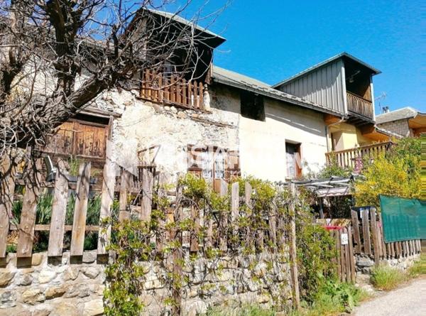 Grande maison de village au potentiel énorme!!