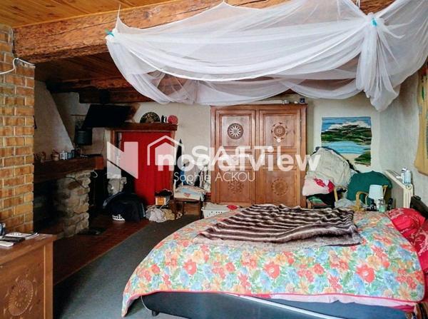 Grande maison de village au potentiel énorme!!