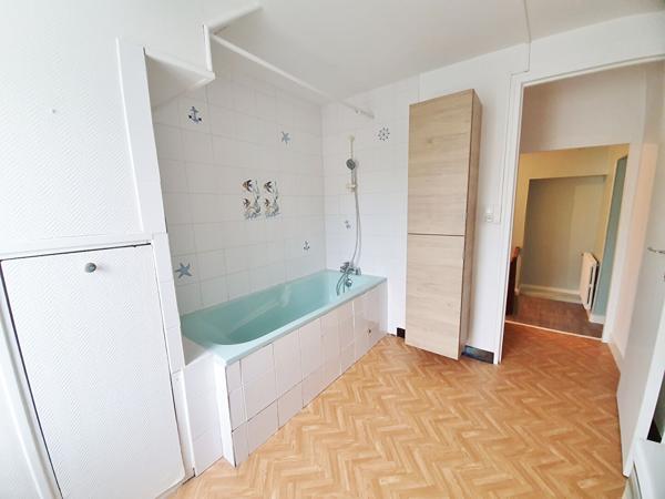 Maison LOUE 85 m² - 2 chambres - Jardin