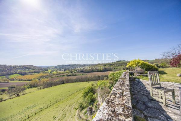 Un château exquis datant du Moyen Âge, niché sur une colline et offrant des vues panoramiques à couper le souffle