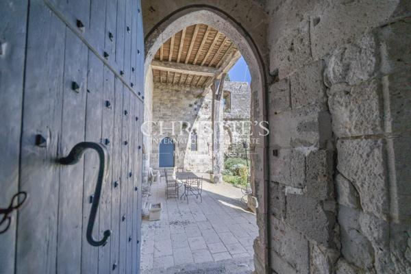 Un château exquis datant du Moyen Âge, niché sur une colline et offrant des vues panoramiques à couper le souffle