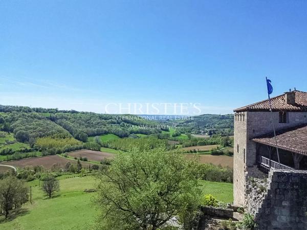Un château exquis datant du Moyen Âge, niché sur une colline et offrant des vues panoramiques à couper le souffle