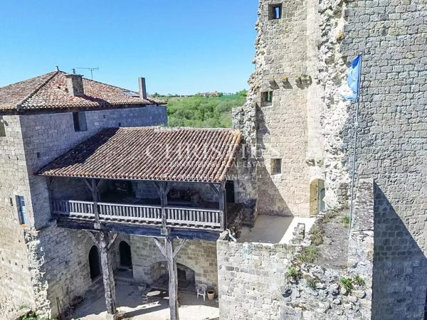 Un château exquis datant du Moyen Âge, niché sur une colline et offrant des vues panoramiques à couper le souffle