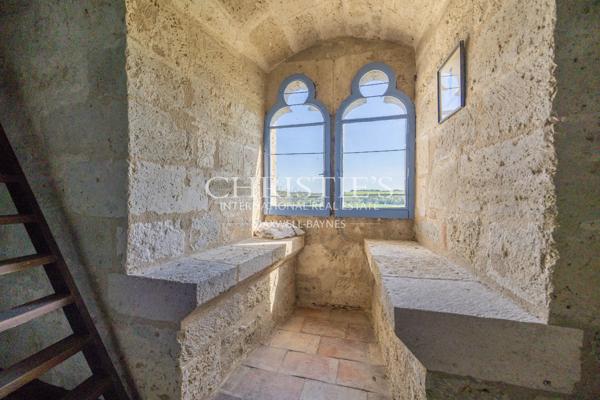 Un château exquis datant du Moyen Âge, niché sur une colline et offrant des vues panoramiques à couper le souffle