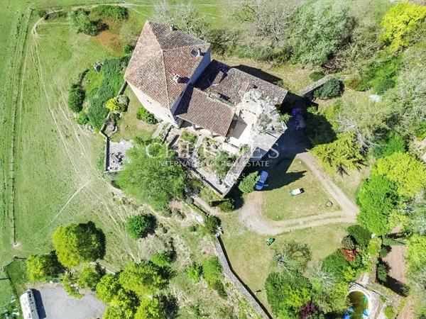 Un château exquis datant du Moyen Âge, niché sur une colline et offrant des vues panoramiques à couper le souffle