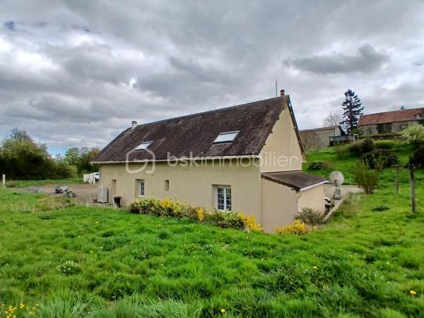 Vous rêvez d'espace, de calme et de nature tout en profitant d'une maison confortable et économe en énergie ?

Située sur la commune de Vassy, cette belle maison de campagne saura séduire les amoureux des grands espaces, les familles nombreuses ou encore les porteurs de projets souhaitant créer un gîte ou des chambres d'hôtes.

Dès l'entrée, vous découvrirez une maison chaleureuse et fonctionnelle offrant de beaux volumes de vie.

Au rez-de-chaussée, elle comprend :
✔ Une entrée accueillante
✔ Une cuisine aménagée et équipée
✔ Un séjour agréable et lumineux
✔ Une pièce pouvant faire office de chambre ou de bureau selon vos besoins
✔ Une salle d'eau
✔ Un WC indépendant
✔ Une buanderie pratique et fonctionnelle

L'étage dessert quant à lui cinq chambres, dont certaines disposent de placards intégrés ou d'un dressing, offrant à chacun son espace et son confort.
Vous y trouverez également :
✔ Une seconde salle d'eau
✔ Un WC indépendant
✔ Un espace supplémentaire à aménager selon vos envies : chambre, bureau, salle de jeux ou espace détente.

À l'extérieur, le charme opère immédiatement...

Vous profiterez d'une agréable terrasse ouverte sur un magnifique terrain de plus de 5 400 m², véritable écrin de verdure où les enfants pourront jouer librement, où les passionnés de jardinage pourront laisser libre cours à leurs projets, ou tout simplement pour savourer le calme de la campagne normande.

✨ Les atouts de cette propriété :

• Plus de 5 400 m² de terrain arboré
• Jusqu'à 6 chambres possibles
• Vie de plain-pied envisageable
• Installation d'un monte-escalier
• Très bonne performance énergétique : DPE B
• Chauffage au bois et pompe à chaleur
• Environnement calme et verdoyant
• Nombreuses possibilités d'aménagement
• Idéal résidence principale, maison familiale ou activité touristique

Quelques finitions et aménagements restent à prévoir pour révéler tout le potentiel de cette belle propriété.

Une opportunité rare pour les amoureux de nature et d'espace !

📞 N'attendez pas pour venir découvrir ce bien et imaginer votre futur projet de vie.