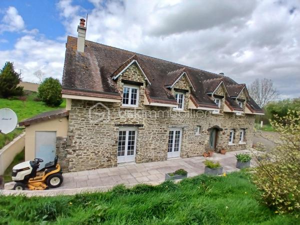 Vous rêvez d'espace, de calme et de nature tout en profitant d'une maison confortable et économe en énergie ?

Située sur la commune de Vassy, cette belle maison de campagne saura séduire les amoureux des grands espaces, les familles nombreuses ou encore les porteurs de projets souhaitant créer un gîte ou des chambres d'hôtes.

Dès l'entrée, vous découvrirez une maison chaleureuse et fonctionnelle offrant de beaux volumes de vie.

Au rez-de-chaussée, elle comprend :
✔ Une entrée accueillante
✔ Une cuisine aménagée et équipée
✔ Un séjour agréable et lumineux
✔ Une pièce pouvant faire office de chambre ou de bureau selon vos besoins
✔ Une salle d'eau
✔ Un WC indépendant
✔ Une buanderie pratique et fonctionnelle

L'étage dessert quant à lui cinq chambres, dont certaines disposent de placards intégrés ou d'un dressing, offrant à chacun son espace et son confort.
Vous y trouverez également :
✔ Une seconde salle d'eau
✔ Un WC indépendant
✔ Un espace supplémentaire à aménager selon vos envies : chambre, bureau, salle de jeux ou espace détente.

À l'extérieur, le charme opère immédiatement...

Vous profiterez d'une agréable terrasse ouverte sur un magnifique terrain de plus de 5 400 m², véritable écrin de verdure où les enfants pourront jouer librement, où les passionnés de jardinage pourront laisser libre cours à leurs projets, ou tout simplement pour savourer le calme de la campagne normande.

✨ Les atouts de cette propriété :

• Plus de 5 400 m² de terrain arboré
• Jusqu'à 6 chambres possibles
• Vie de plain-pied envisageable
• Installation d'un monte-escalier
• Très bonne performance énergétique : DPE B
• Chauffage au bois et pompe à chaleur
• Environnement calme et verdoyant
• Nombreuses possibilités d'aménagement
• Idéal résidence principale, maison familiale ou activité touristique

Quelques finitions et aménagements restent à prévoir pour révéler tout le potentiel de cette belle propriété.

Une opportunité rare pour les amoureux de nature et d'espace !

📞 N'attendez pas pour venir découvrir ce bien et imaginer votre futur projet de vie.
