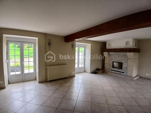 Vous rêvez d'espace, de calme et de nature tout en profitant d'une maison confortable et économe en énergie ?

Située sur la commune de Vassy, cette belle maison de campagne saura séduire les amoureux des grands espaces, les familles nombreuses ou encore les porteurs de projets souhaitant créer un gîte ou des chambres d'hôtes.

Dès l'entrée, vous découvrirez une maison chaleureuse et fonctionnelle offrant de beaux volumes de vie.

Au rez-de-chaussée, elle comprend :
✔ Une entrée accueillante
✔ Une cuisine aménagée et équipée
✔ Un séjour agréable et lumineux
✔ Une pièce pouvant faire office de chambre ou de bureau selon vos besoins
✔ Une salle d'eau
✔ Un WC indépendant
✔ Une buanderie pratique et fonctionnelle

L'étage dessert quant à lui cinq chambres, dont certaines disposent de placards intégrés ou d'un dressing, offrant à chacun son espace et son confort.
Vous y trouverez également :
✔ Une seconde salle d'eau
✔ Un WC indépendant
✔ Un espace supplémentaire à aménager selon vos envies : chambre, bureau, salle de jeux ou espace détente.

À l'extérieur, le charme opère immédiatement...

Vous profiterez d'une agréable terrasse ouverte sur un magnifique terrain de plus de 5 400 m², véritable écrin de verdure où les enfants pourront jouer librement, où les passionnés de jardinage pourront laisser libre cours à leurs projets, ou tout simplement pour savourer le calme de la campagne normande.

✨ Les atouts de cette propriété :

• Plus de 5 400 m² de terrain arboré
• Jusqu'à 6 chambres possibles
• Vie de plain-pied envisageable
• Installation d'un monte-escalier
• Très bonne performance énergétique : DPE B
• Chauffage au bois et pompe à chaleur
• Environnement calme et verdoyant
• Nombreuses possibilités d'aménagement
• Idéal résidence principale, maison familiale ou activité touristique

Quelques finitions et aménagements restent à prévoir pour révéler tout le potentiel de cette belle propriété.

Une opportunité rare pour les amoureux de nature et d'espace !

📞 N'attendez pas pour venir découvrir ce bien et imaginer votre futur projet de vie.