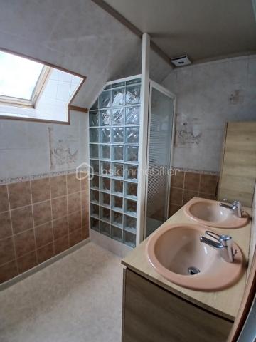 Vous rêvez d'espace, de calme et de nature tout en profitant d'une maison confortable et économe en énergie ?

Située sur la commune de Vassy, cette belle maison de campagne saura séduire les amoureux des grands espaces, les familles nombreuses ou encore les porteurs de projets souhaitant créer un gîte ou des chambres d'hôtes.

Dès l'entrée, vous découvrirez une maison chaleureuse et fonctionnelle offrant de beaux volumes de vie.

Au rez-de-chaussée, elle comprend :
✔ Une entrée accueillante
✔ Une cuisine aménagée et équipée
✔ Un séjour agréable et lumineux
✔ Une pièce pouvant faire office de chambre ou de bureau selon vos besoins
✔ Une salle d'eau
✔ Un WC indépendant
✔ Une buanderie pratique et fonctionnelle

L'étage dessert quant à lui cinq chambres, dont certaines disposent de placards intégrés ou d'un dressing, offrant à chacun son espace et son confort.
Vous y trouverez également :
✔ Une seconde salle d'eau
✔ Un WC indépendant
✔ Un espace supplémentaire à aménager selon vos envies : chambre, bureau, salle de jeux ou espace détente.

À l'extérieur, le charme opère immédiatement...

Vous profiterez d'une agréable terrasse ouverte sur un magnifique terrain de plus de 5 400 m², véritable écrin de verdure où les enfants pourront jouer librement, où les passionnés de jardinage pourront laisser libre cours à leurs projets, ou tout simplement pour savourer le calme de la campagne normande.

✨ Les atouts de cette propriété :

• Plus de 5 400 m² de terrain arboré
• Jusqu'à 6 chambres possibles
• Vie de plain-pied envisageable
• Installation d'un monte-escalier
• Très bonne performance énergétique : DPE B
• Chauffage au bois et pompe à chaleur
• Environnement calme et verdoyant
• Nombreuses possibilités d'aménagement
• Idéal résidence principale, maison familiale ou activité touristique

Quelques finitions et aménagements restent à prévoir pour révéler tout le potentiel de cette belle propriété.

Une opportunité rare pour les amoureux de nature et d'espace !

📞 N'attendez pas pour venir découvrir ce bien et imaginer votre futur projet de vie.