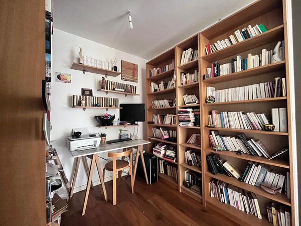 A vendre Angers Ouest Lac de Maine bois de Molière, maison lumineuse séjour exposé sud, cuisine ouverte aménagée équipée, 4 chambres plus un bureau dont chambres en rez-de-chaussée, une salle de bains, une salle de douche, jardin clos et garage.