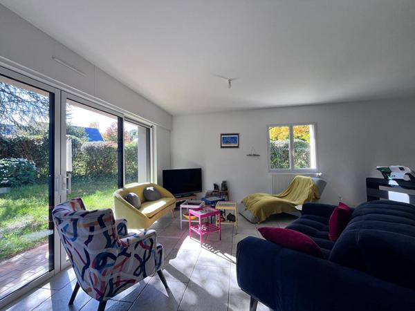 A vendre Angers Ouest Lac de Maine bois de Molière, maison lumineuse séjour exposé sud, cuisine ouverte aménagée équipée, 4 chambres plus un bureau dont chambres en rez-de-chaussée, une salle de bains, une salle de douche, jardin clos et garage.