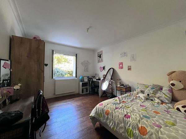 A vendre Angers Ouest Lac de Maine bois de Molière, maison lumineuse séjour exposé sud, cuisine ouverte aménagée équipée, 4 chambres plus un bureau dont chambres en rez-de-chaussée, une salle de bains, une salle de douche, jardin clos et garage.