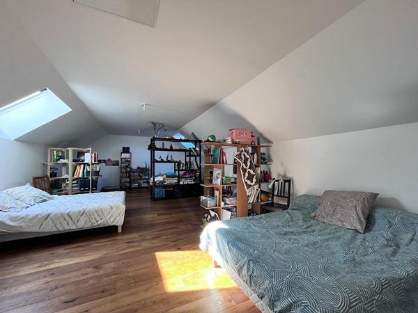 A vendre Angers Ouest Lac de Maine bois de Molière, maison lumineuse séjour exposé sud, cuisine ouverte aménagée équipée, 4 chambres plus un bureau dont chambres en rez-de-chaussée, une salle de bains, une salle de douche, jardin clos et garage.