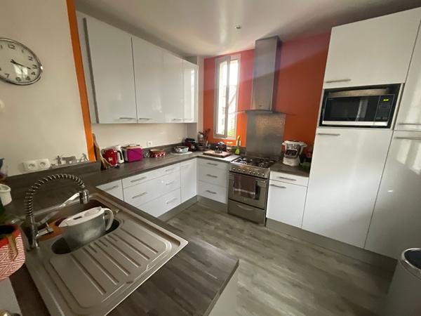 Maison à 7min gare / séjour cheminée / 4 chambres / grand jardin / sous sol total et garage