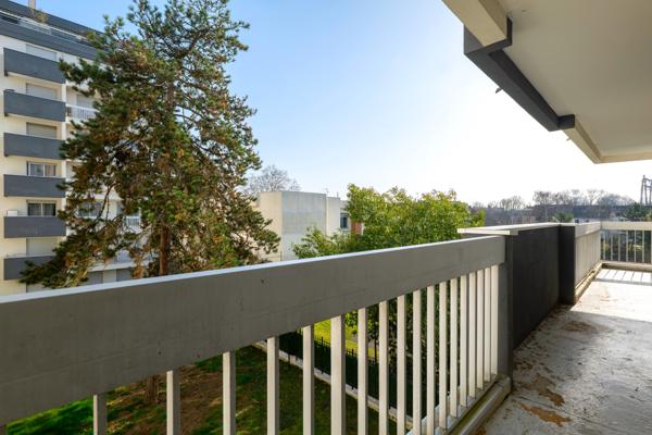 5 pièces 105 m² - double balcon - parking - cave